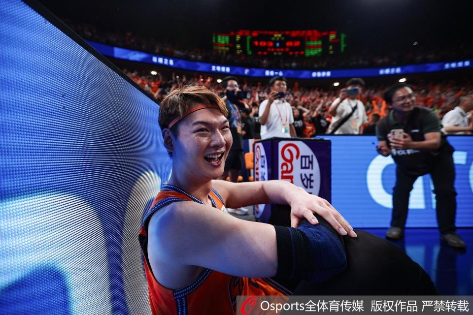 记者:费内巴切仍在和曼城谈阿克转会费,预计700万+150万镑 记者:费内巴切仍在和曼城谈阿克转会费,预计700万+150万镑