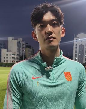 饿了?拉门斯被拍到在比利时替补席啃苹果 饿了?拉门斯被拍到在比利时替补席啃苹果