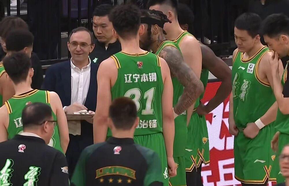 饿了?拉门斯被拍到在比利时替补席啃苹果 饿了?拉门斯被拍到在比利时替补席啃苹果