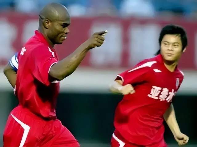 华体会体育TA:维拉正和米兰就莱奥转会谈判,欲提供租借后强制买断报价 华体会体育TA:维拉正和米兰就莱奥转会谈判,欲提供租借后强制买断报价