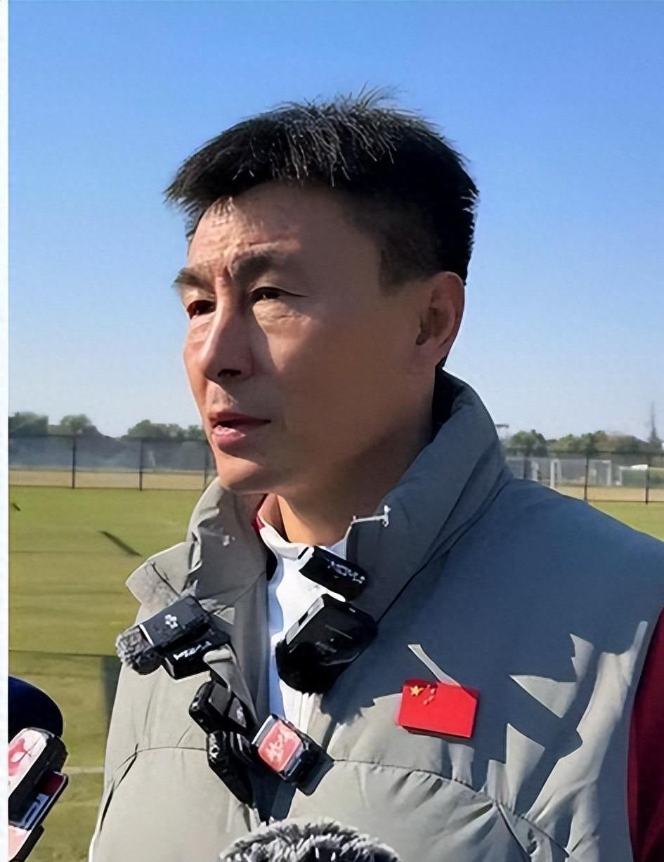 饿了?拉门斯被拍到在比利时替补席啃苹果 饿了?拉门斯被拍到在比利时替补席啃苹果