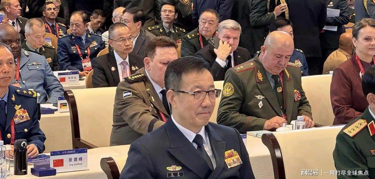 记者:费内巴切仍在和曼城谈阿克转会费,预计700万+150万镑 记者:费内巴切仍在和曼城谈阿克转会费,预计700万+150万镑