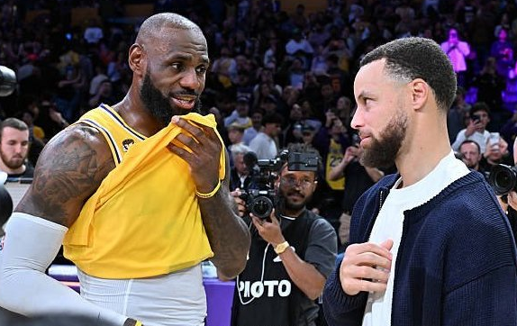 ESPN记者:湖人队内部人士暗示詹姆斯父子可能一起转投新球队 ESPN记者:湖人队内部人士暗示詹姆斯父子可能一起转投新球队