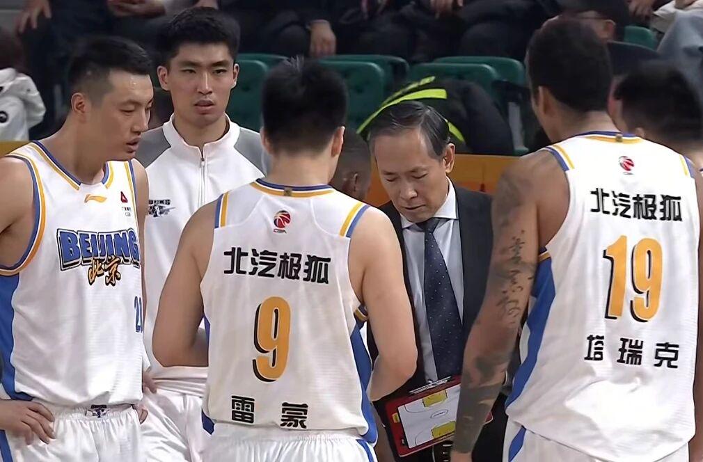 华体会体育大合同悬了，首发也没了？火箭13+6前锋迎激烈竞争，难逃替补命运