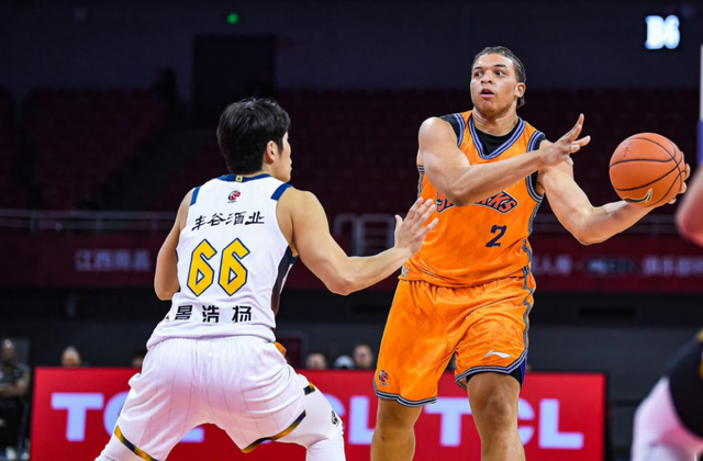 NBA球员齐聚青训营:朗多传授球商,欧文膝伤后首秀状态良好 NBA球员齐聚青训营:朗多传授球商,欧文膝伤后首秀状态良好