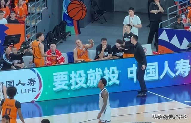 华体会体育总决赛G5：马刺主场强压尼克斯 文班哈珀发挥出色，福克斯拖后腿