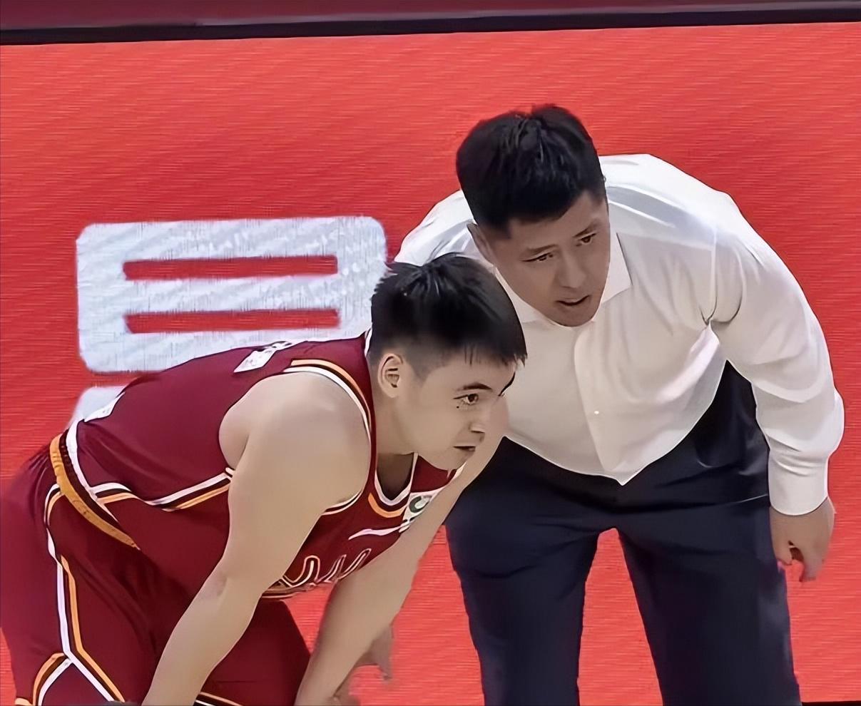 ESPN记者：湖人队内部人士暗示詹姆斯父子可能一起转投新球队