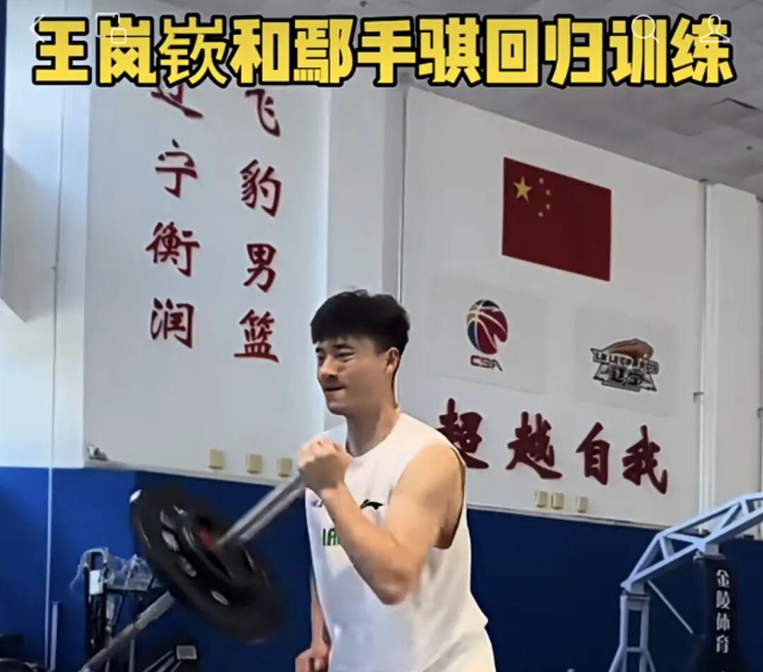 三人或跳出湖人合同:里夫斯、斯马特、艾顿去向未定 三人或跳出湖人合同:里夫斯、斯马特、艾顿去向未定