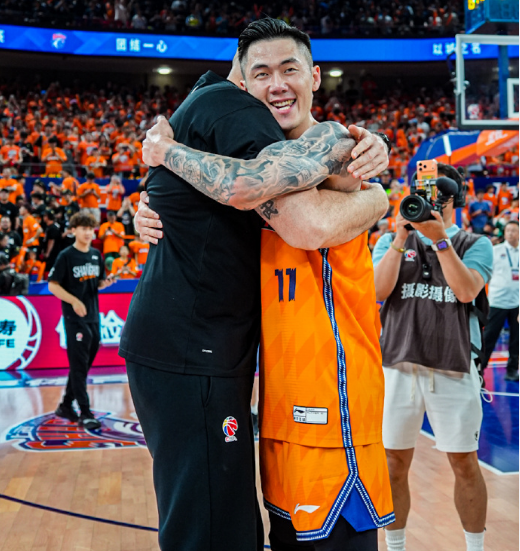 ESPN记者:湖人队内部人士暗示詹姆斯父子可能一起转投新球队 ESPN记者:湖人队内部人士暗示詹姆斯父子可能一起转投新球队