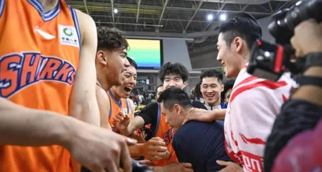 华体会体育詹姆斯下家是哪?预测网站晒概率:骑士最有可能 勇热也有机会 华体会体育詹姆斯下家是哪?预测网站晒概率:骑士最有可能 勇热也有机会