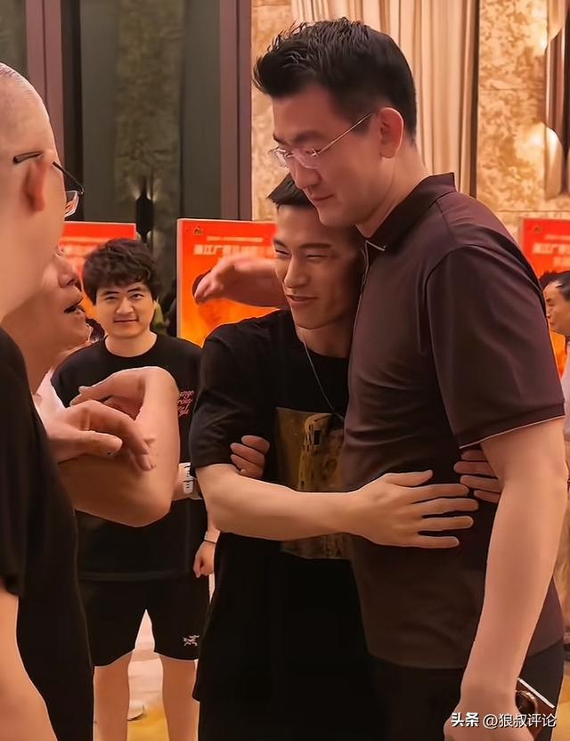 老詹争夺战继续!掘金加入马刺退出 高管:去丹佛搭档那人就对了 老詹争夺战继续!掘金加入马刺退出 高管:去丹佛搭档那人就对了