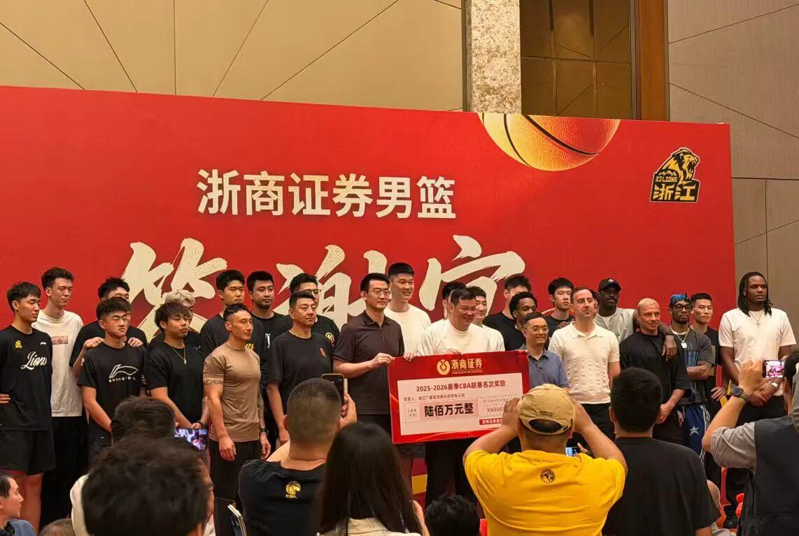 记者:费内巴切仍在和曼城谈阿克转会费,预计700万+150万镑 记者:费内巴切仍在和曼城谈阿克转会费,预计700万+150万镑