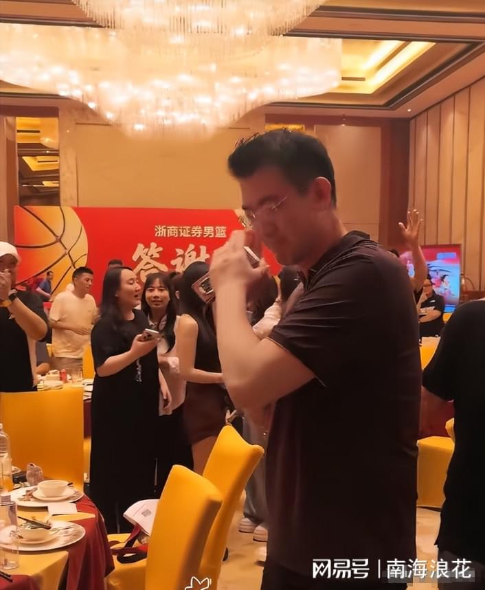 扎克约翰逊领跑慈善精英赛冲冠