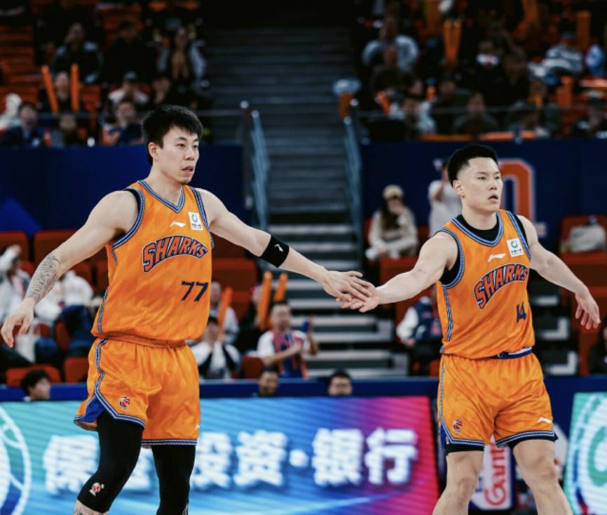 记者：费内巴切仍在和曼城谈阿克转会费，预计700万+150万镑