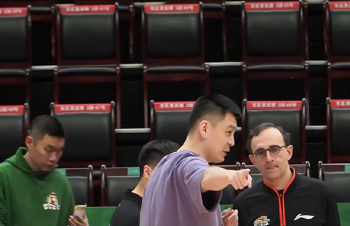萨卡世界杯赛前和记者比飞镖 萨卡世界杯赛前和记者比飞镖